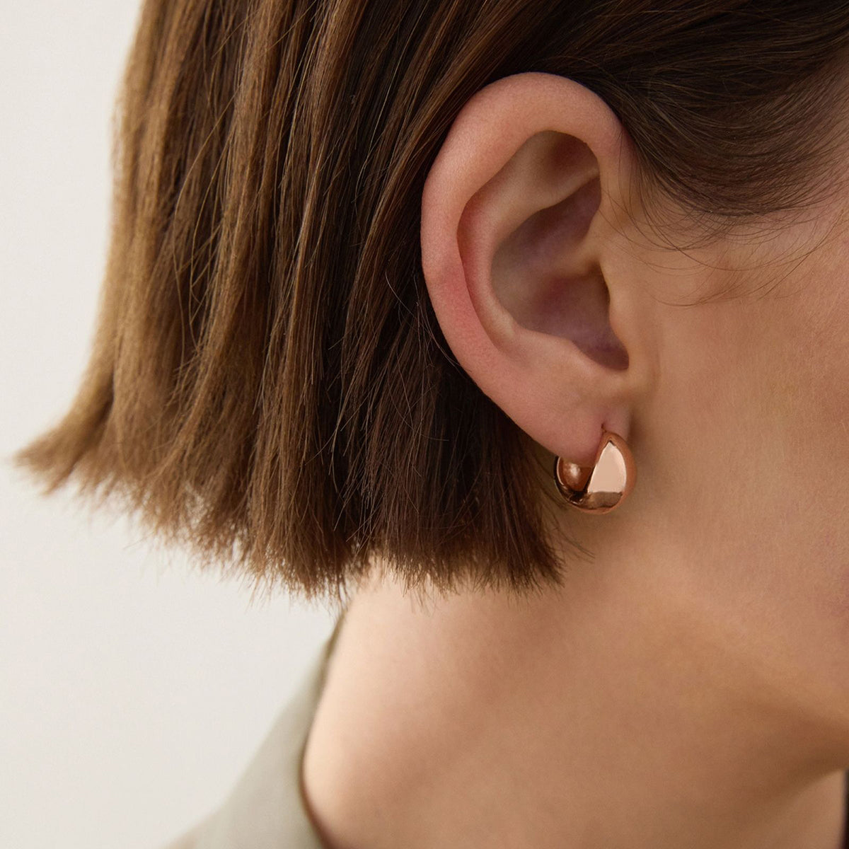 Najo La Muse Huggie Earrings - Rose Gold