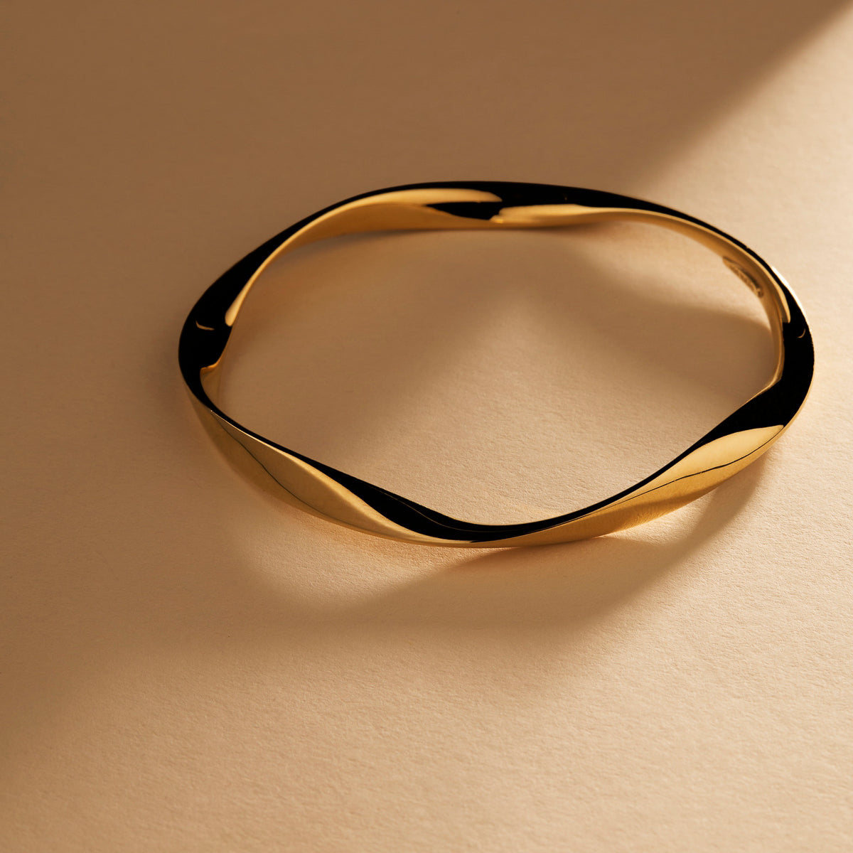 Najo Garden of Eden Bangle - Yellow Gold / Large (68 mm)