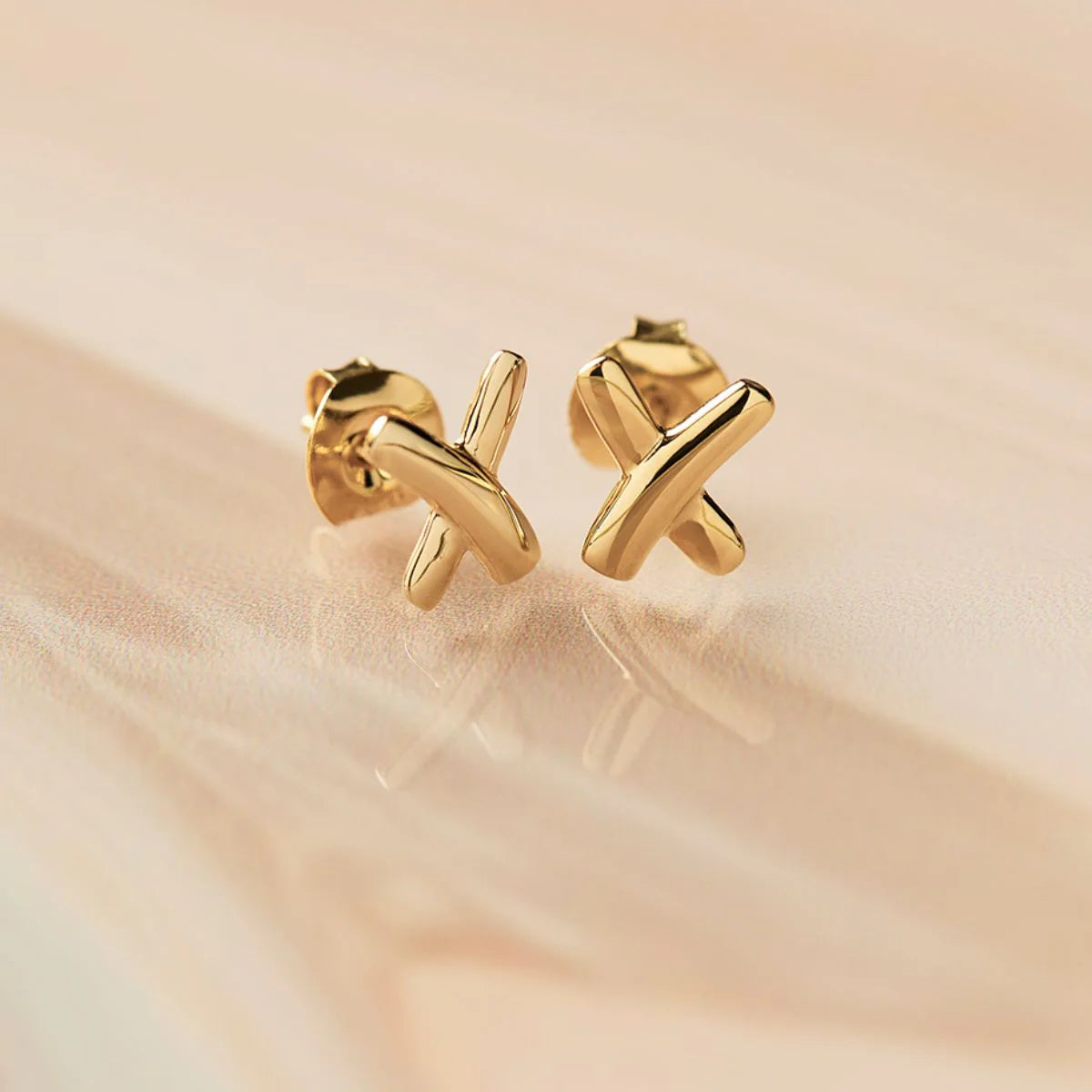 Najo Kiss Stud Earring - Yellow Gold