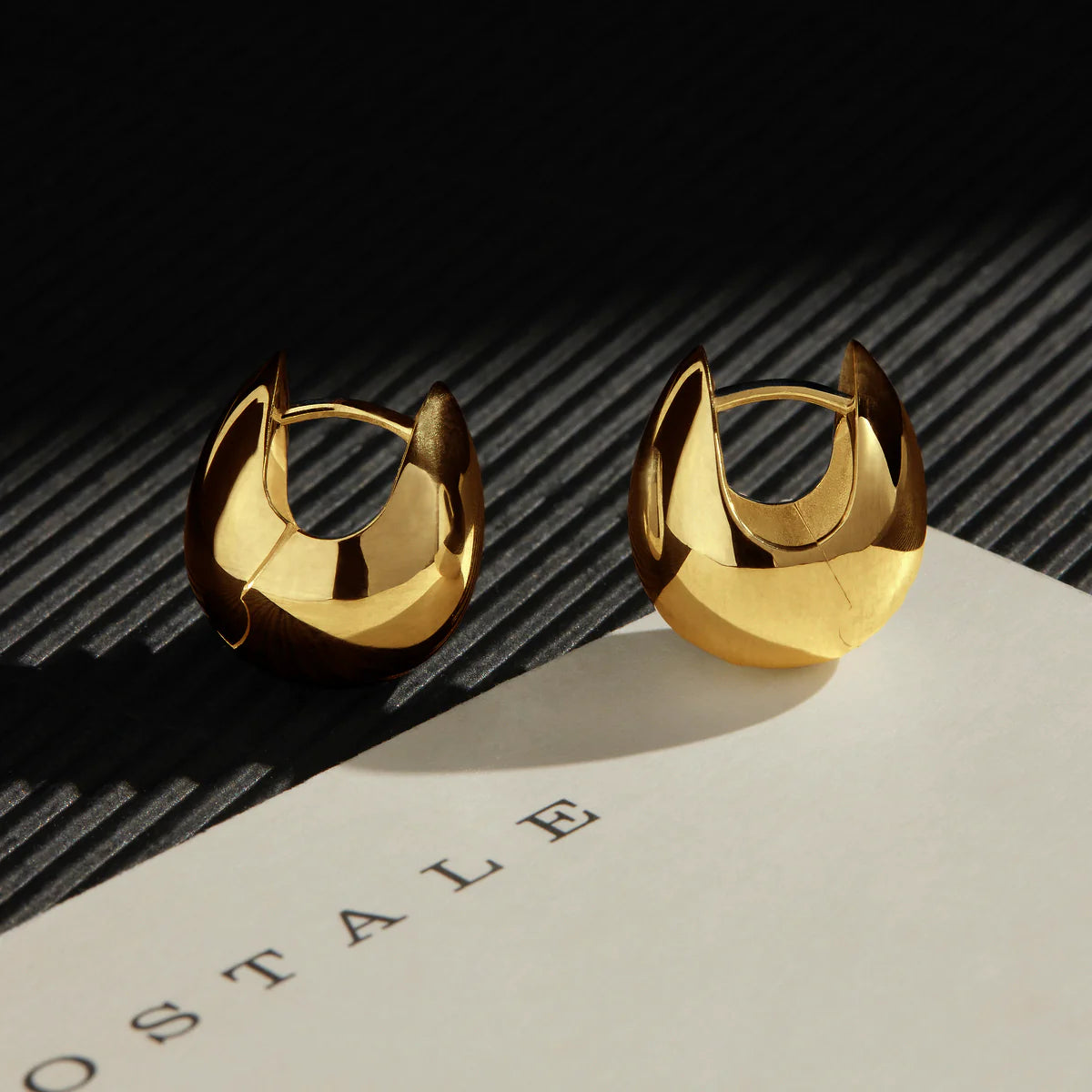 Najo Mode Huggie Earring - Yellow Gold