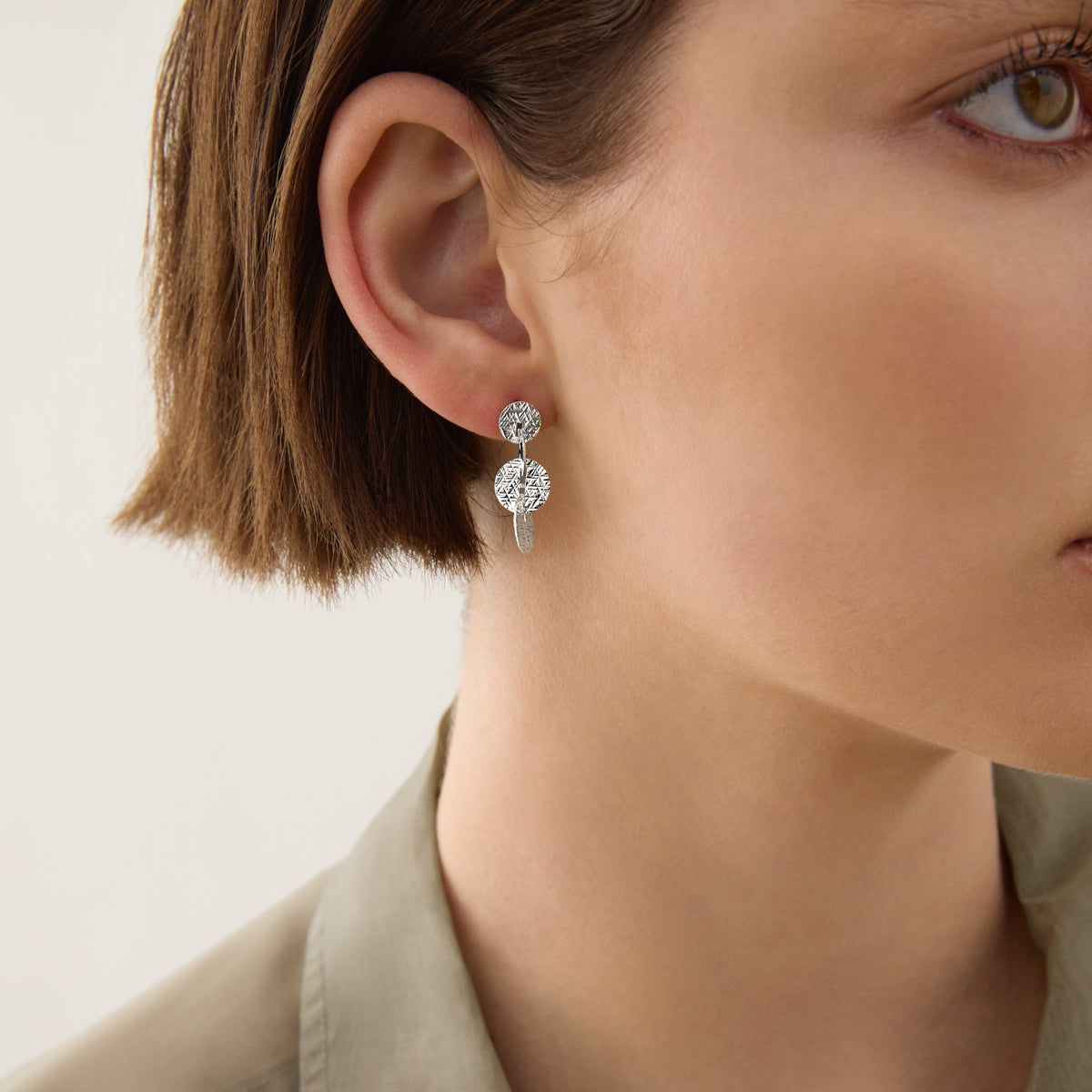 Najo Graduated Silver Disc Stud Earrings