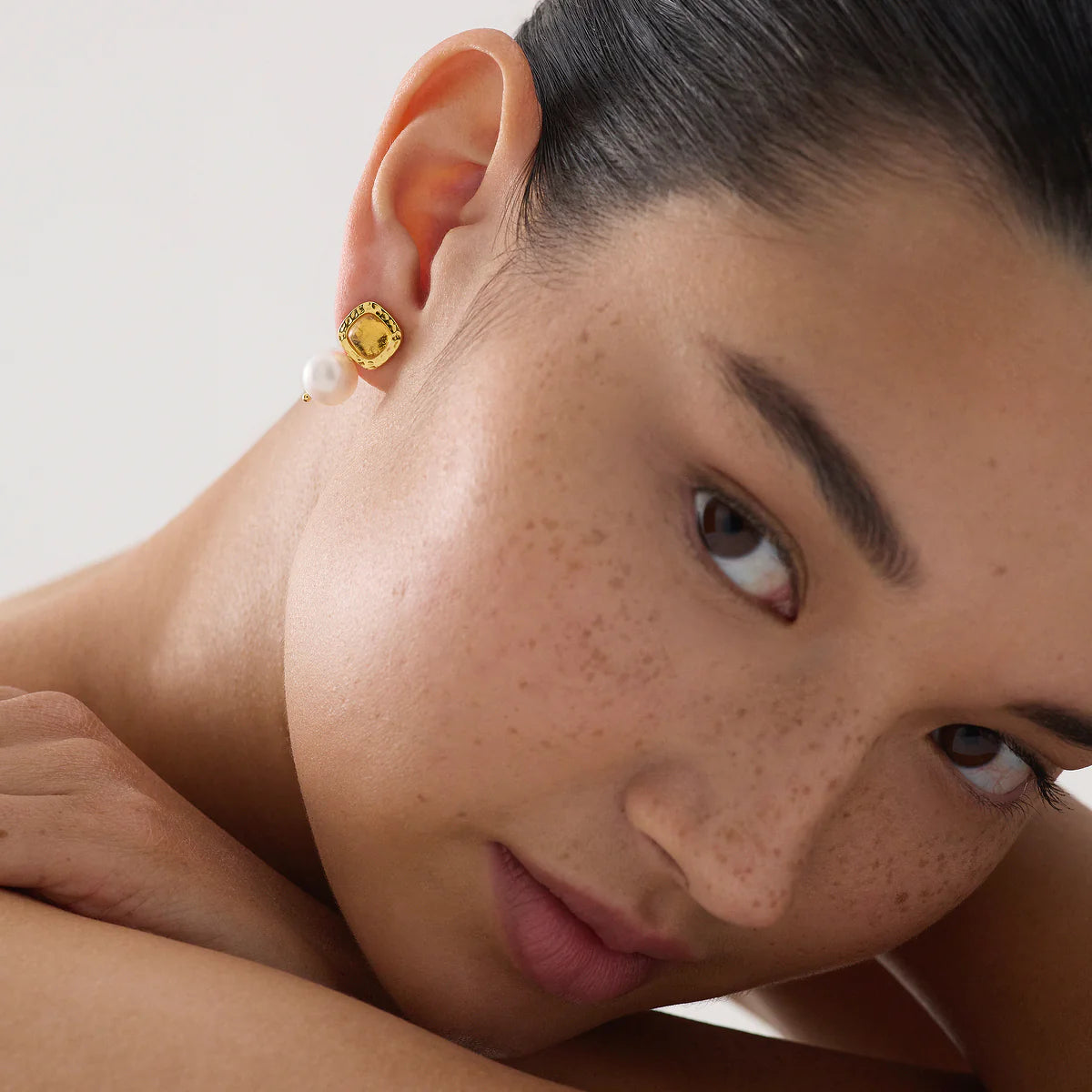 Najo Coral Kiss Pearl Earring - Yellow Gold